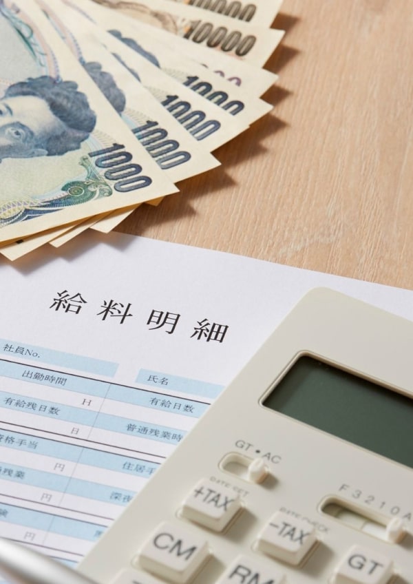給料明細や電卓とお金