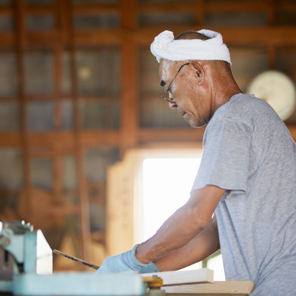 年配の職人が作業している